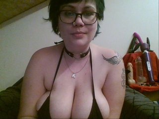 Фотографии KendraCam HUGE TITS!! Smoking curvy geeky gamer girl! (ENG/NL/FR)